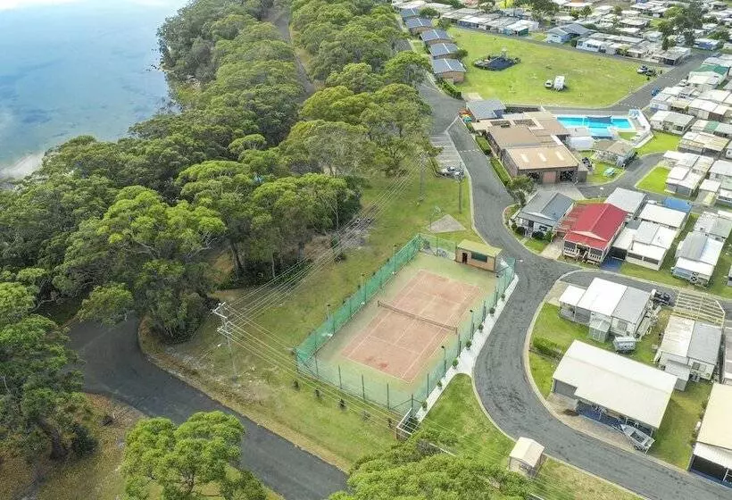 Lomakeskus Lakeside Cabins & Holiday Village