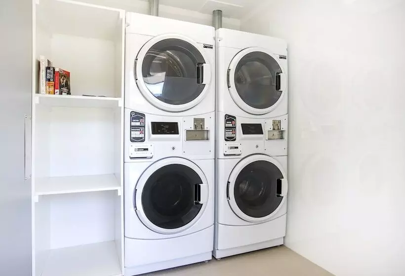 Lomakeskus Lakeside Cabins & Holiday Village