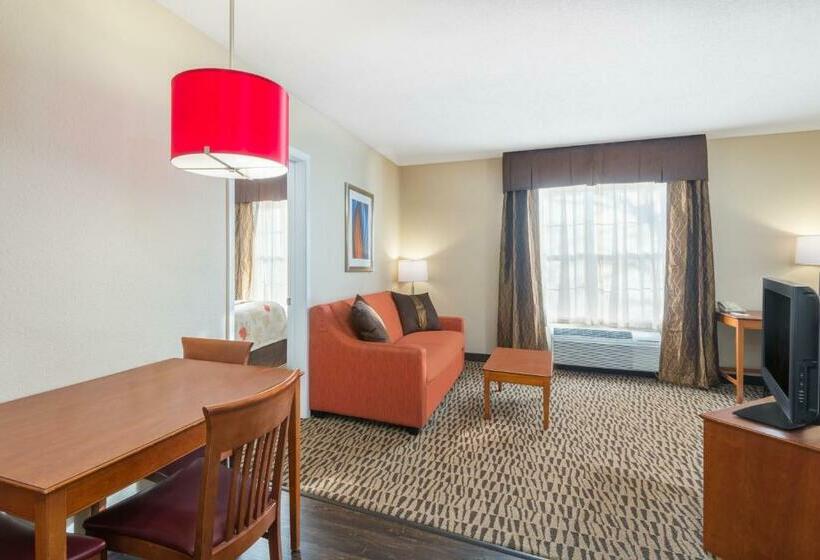 Отель Hawthorn Suites By Wyndham Louisville North