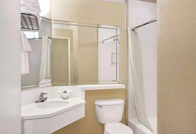 هتل Super 8 By Wyndham Los Angeles Downtown