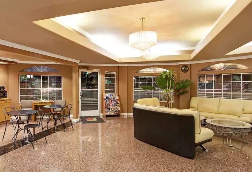 هتل Super 8 By Wyndham Los Angeles Downtown