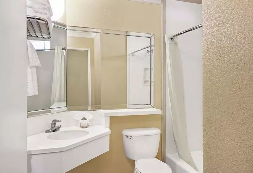 هتل Super 8 By Wyndham Los Angeles Downtown