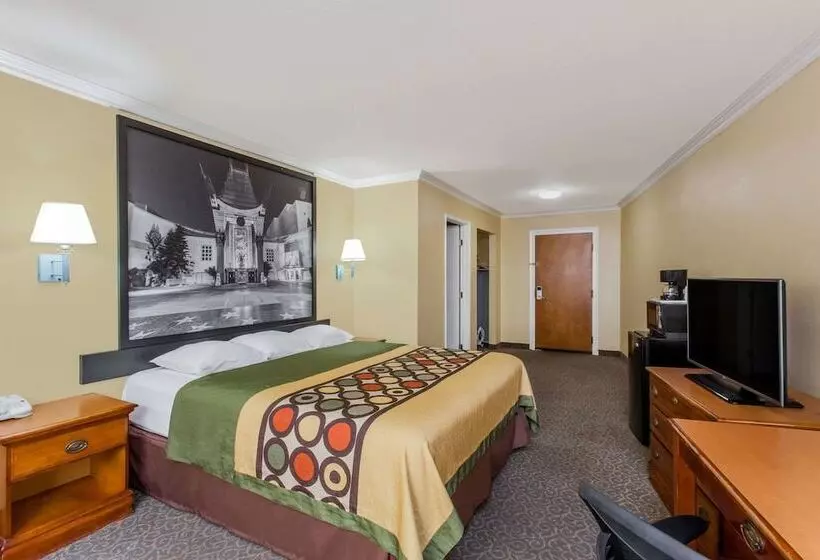 هتل Super 8 By Wyndham Los Angeles Downtown