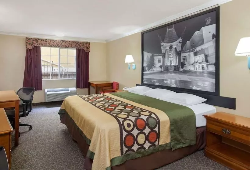هتل Super 8 By Wyndham Los Angeles Downtown