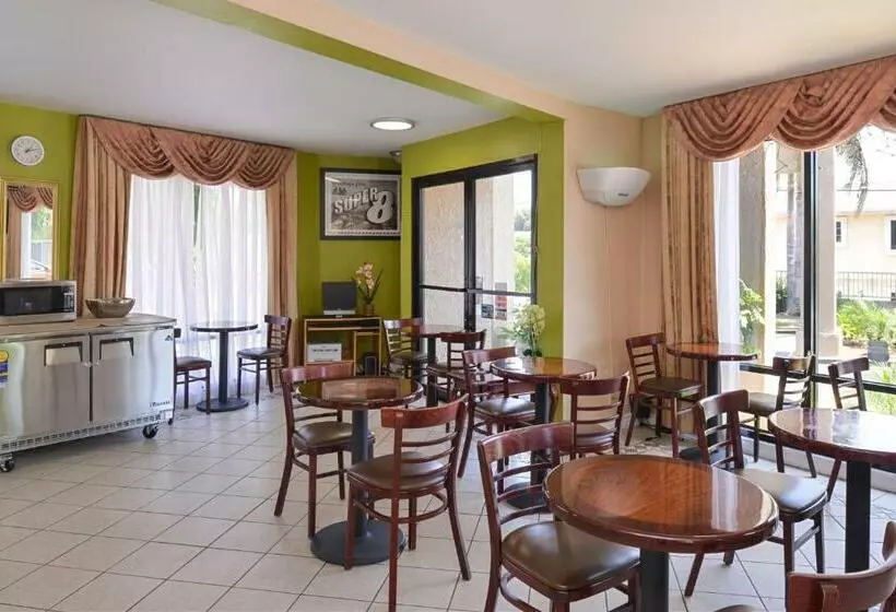 Hotelli Super 8 By Wyndham Los Angeles/alhambra