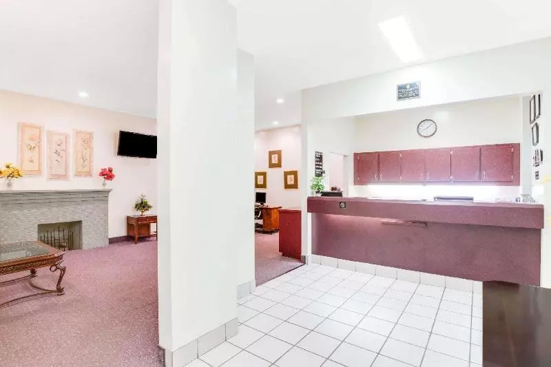 汽车旅馆  Knights Inn & Suites Dublin