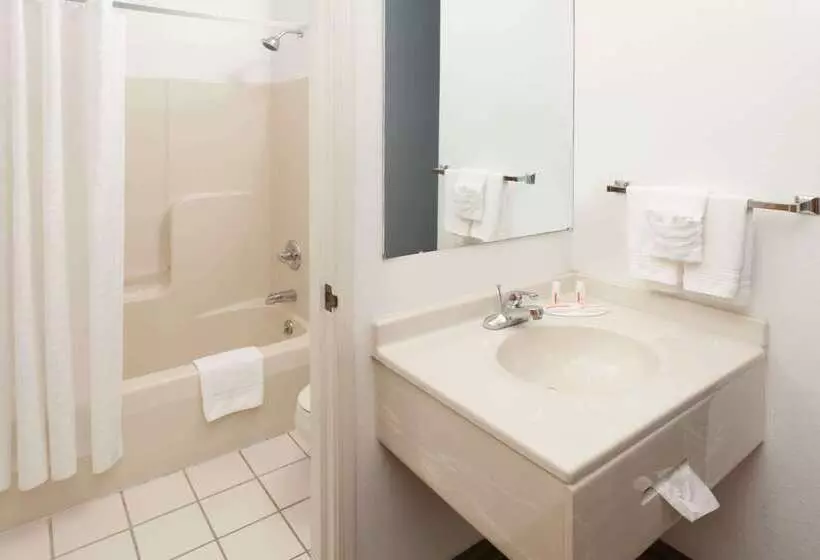 فندق على الطريق Super 8 By Wyndham Huntington