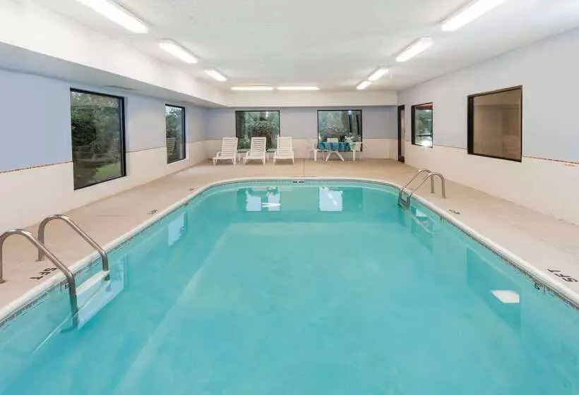 فندق على الطريق Super 8 By Wyndham Huntington