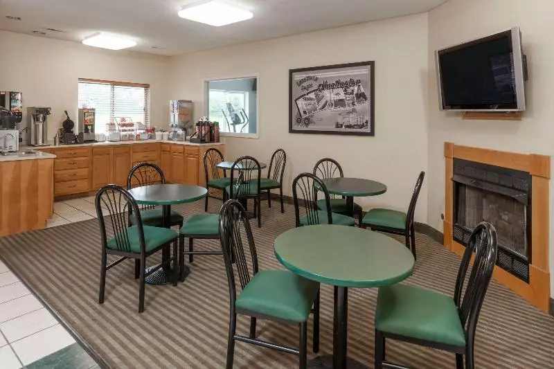 فندق على الطريق Super 8 By Wyndham Huntington