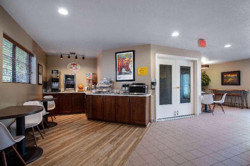 Motel Super 8 By Wyndham St. Regis