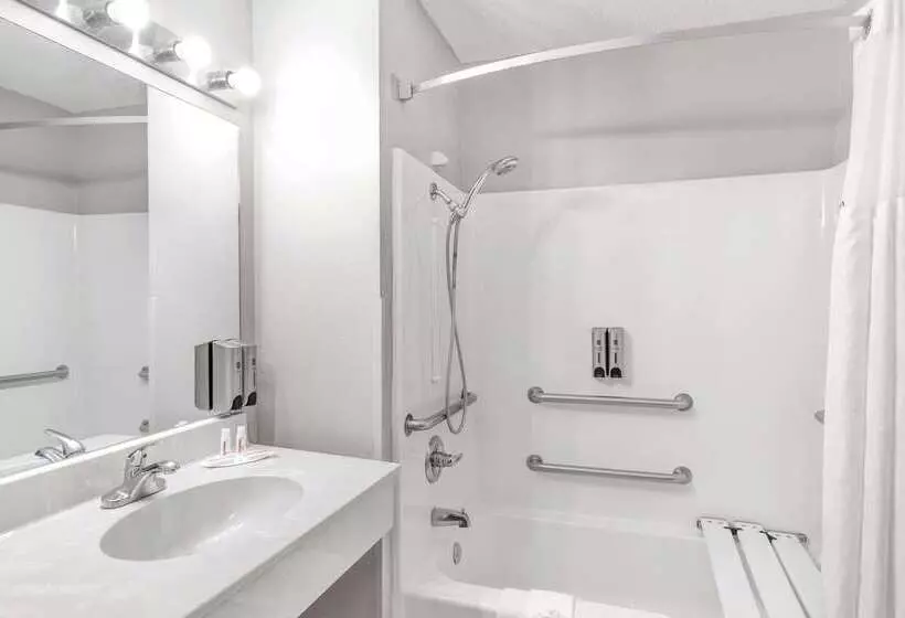 汽车旅馆  Super 8 By Wyndham Victoria/north/mall Area