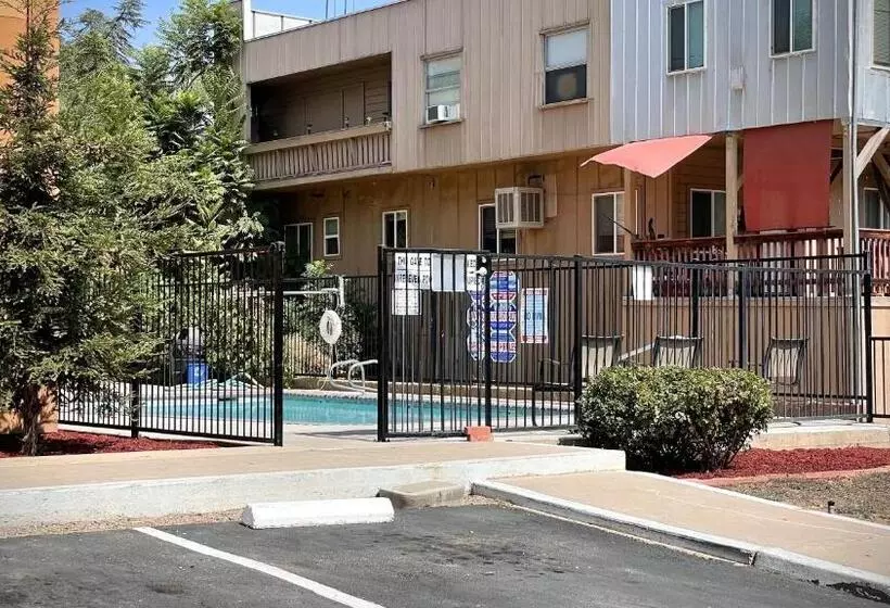 汽车旅馆 The Monarch Inn