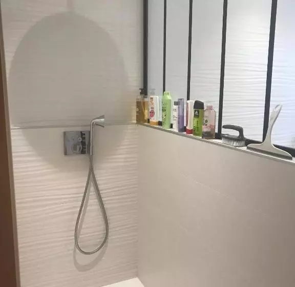 Majatalo Aux Coquelicots Sauvages