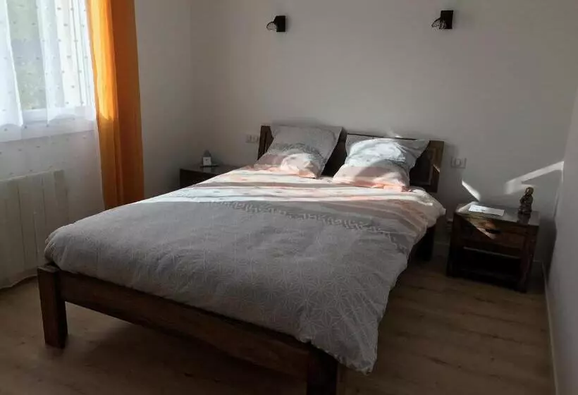 Majatalo Aux Coquelicots Sauvages