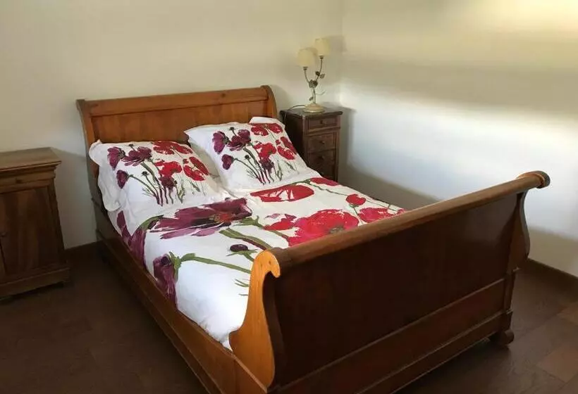 Majatalo Aux Coquelicots Sauvages