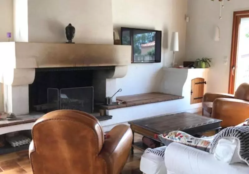 Majatalo Aux Coquelicots Sauvages