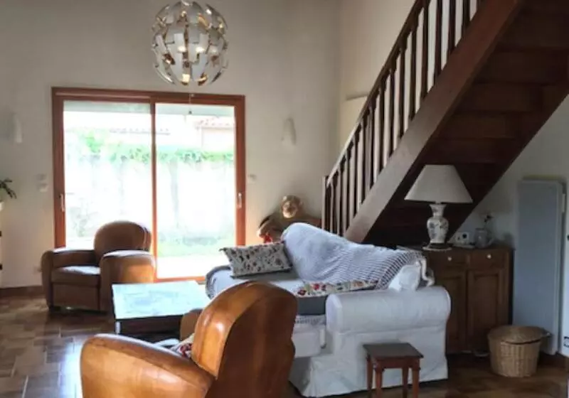 Majatalo Aux Coquelicots Sauvages