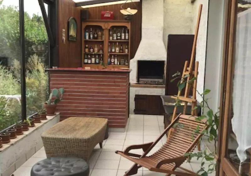 Majatalo Aux Coquelicots Sauvages