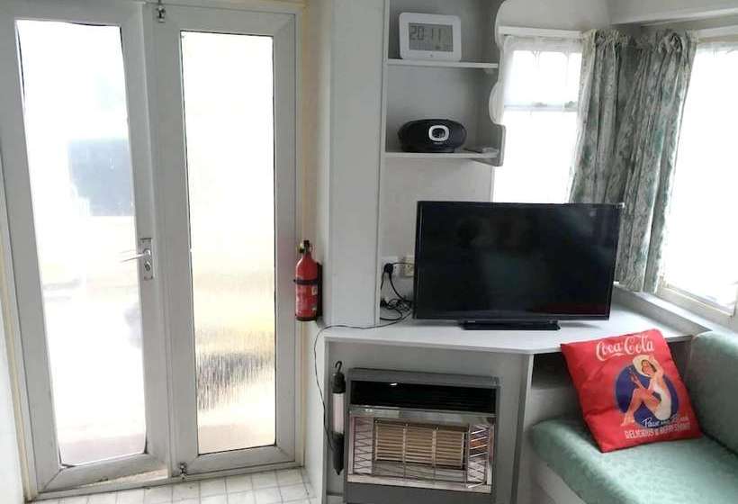 Bungalow With 2 Bedrooms In Cuffy, With Furnished Garden And Wifi 600 M From The Beach