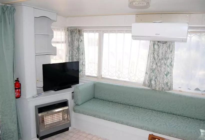 Bungalow With 2 Bedrooms In Cuffy, With Furnished Garden And Wifi  600 M From The Beach