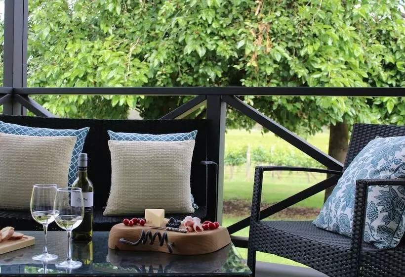 Vineyard Cottage At Upper Reach Winery