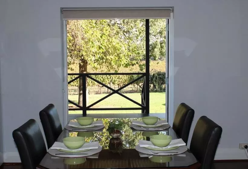 Vineyard Cottage At Upper Reach Winery