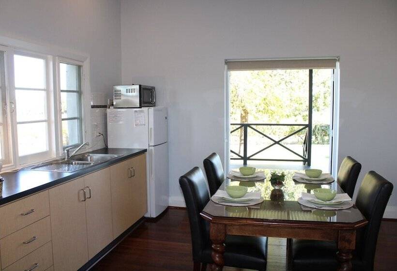 Vineyard Cottage At Upper Reach Winery