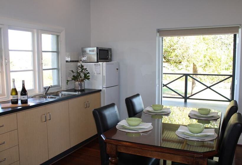 Vineyard Cottage At Upper Reach Winery