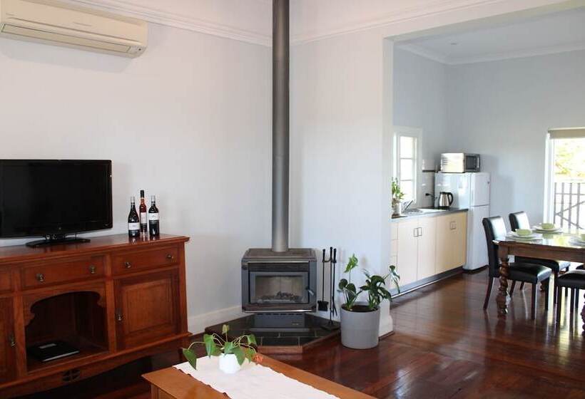 Vineyard Cottage At Upper Reach Winery