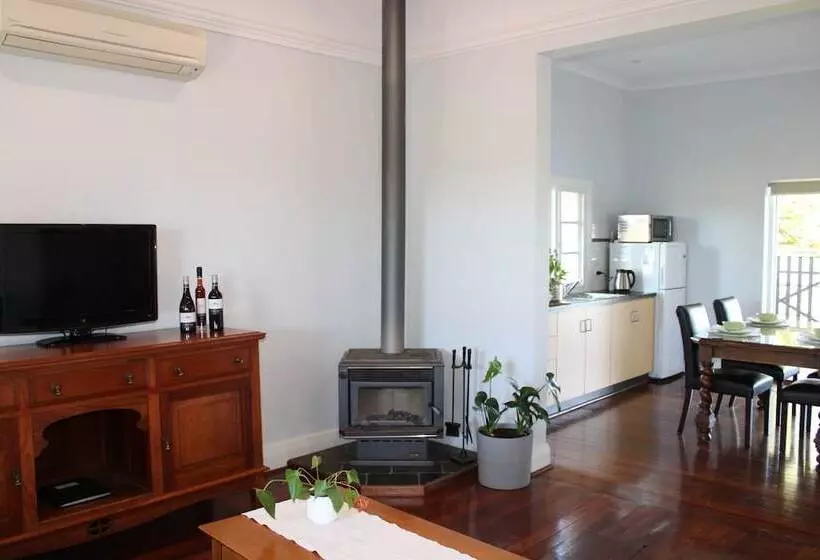 Vineyard Cottage At Upper Reach Winery