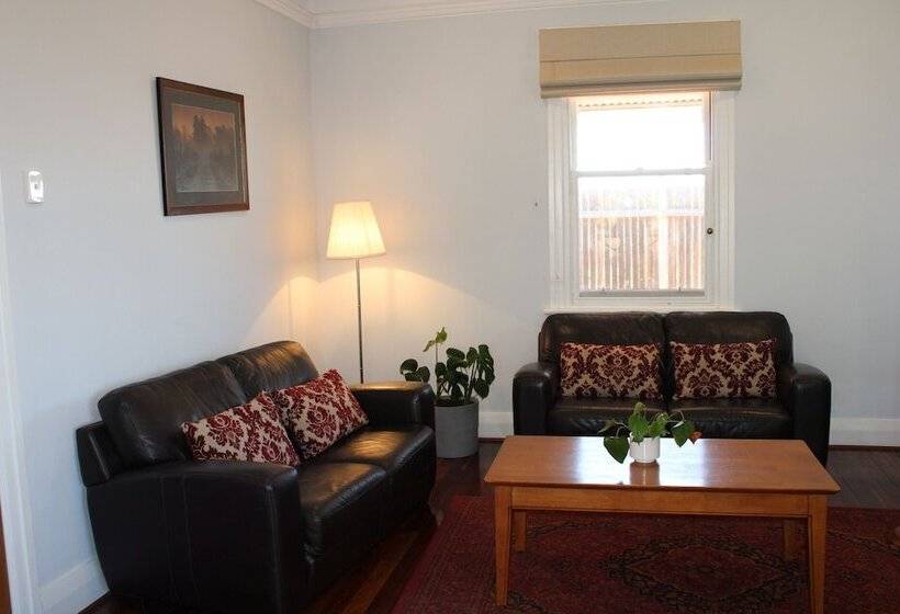 Vineyard Cottage At Upper Reach Winery