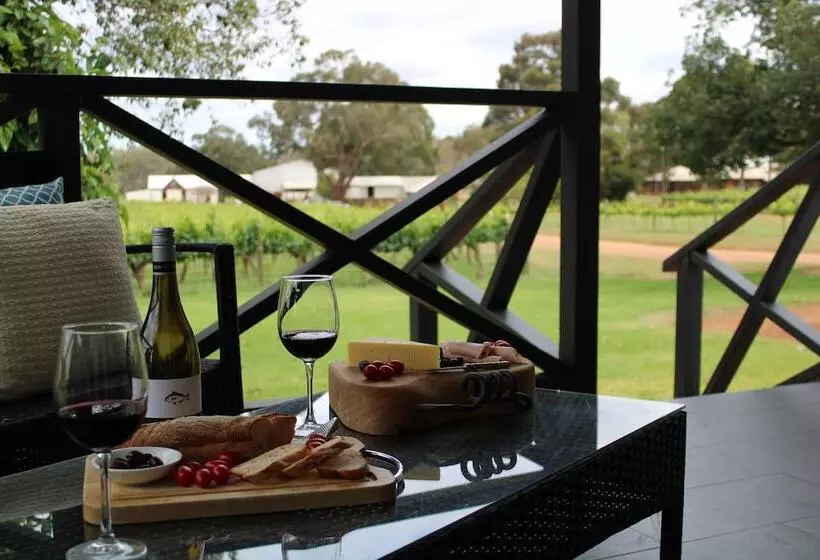 Vineyard Cottage At Upper Reach Winery