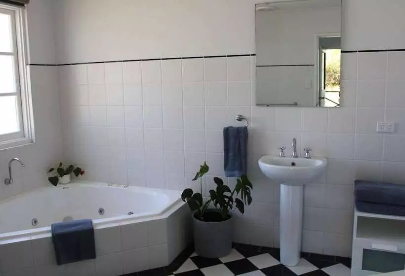 Vineyard Cottage At Upper Reach Winery