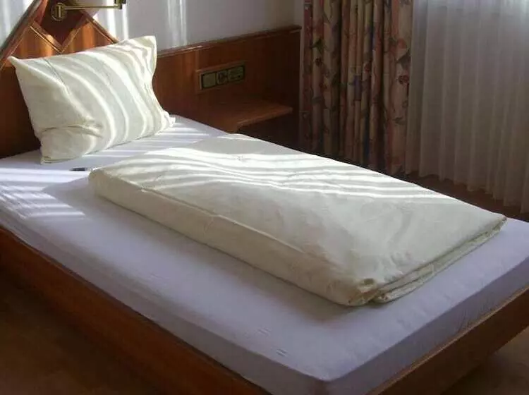 Hotelli Altbacher Hof