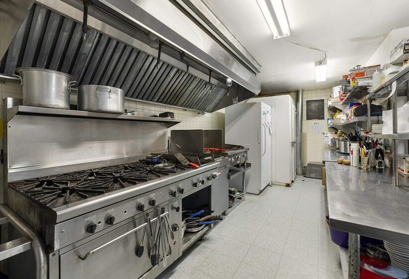 בית מלון כפרי Lakeside Inn