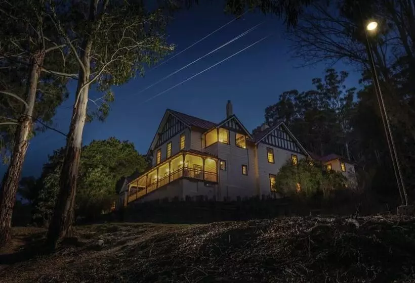 ペンション Yarrangobilly Caves House