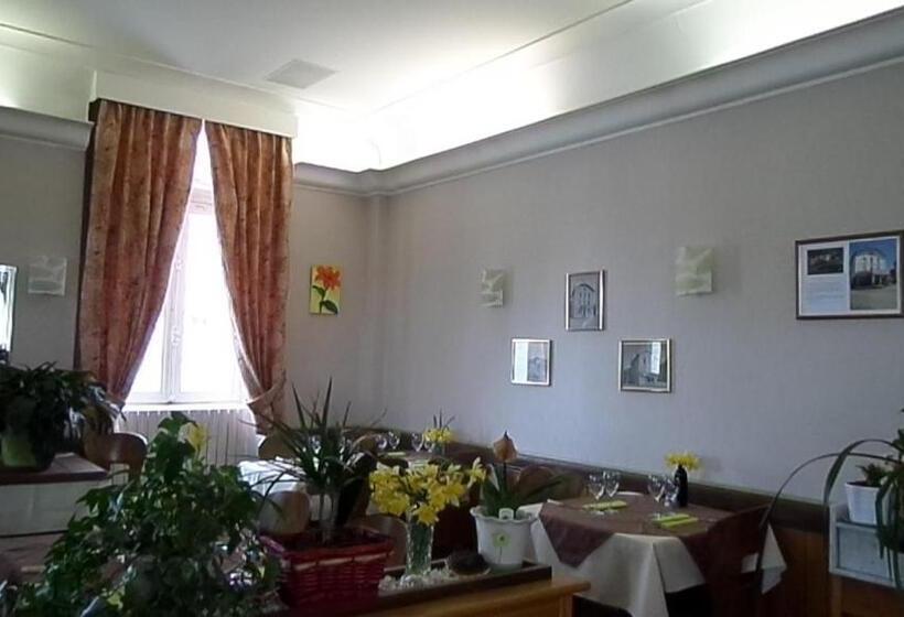 Отель La Vie En Rose