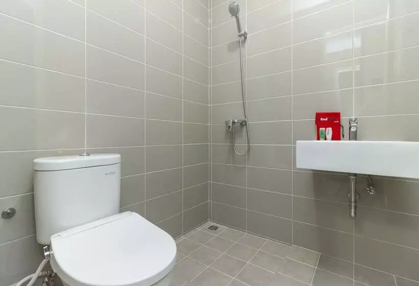 ホテル Reddoorz Plus @ Patal Senayan