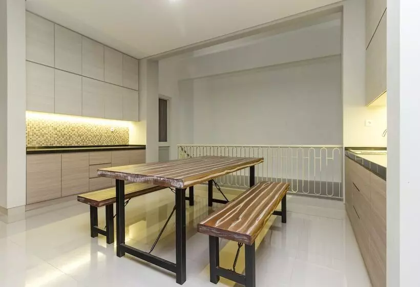 ホテル Reddoorz Plus @ Patal Senayan