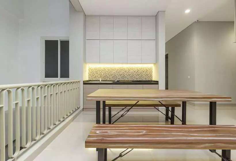 ホテル Reddoorz Plus @ Patal Senayan