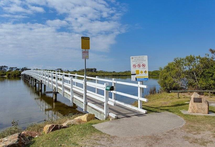 Отель Stuarts Point Holiday Park