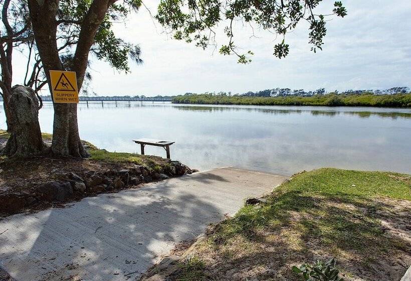 Отель Stuarts Point Holiday Park