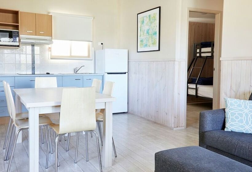 Отель Stuarts Point Holiday Park