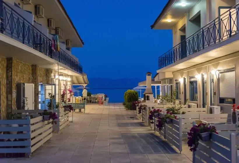 پانسیون Beachfront Modern Flatbreakfast Included