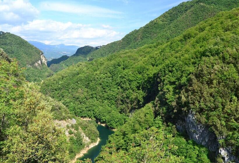 Splendid Cottage In Vergemoli With Barbecue And Garden