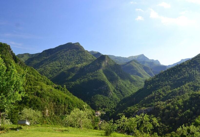 Splendid Cottage In Vergemoli With Barbecue And Garden