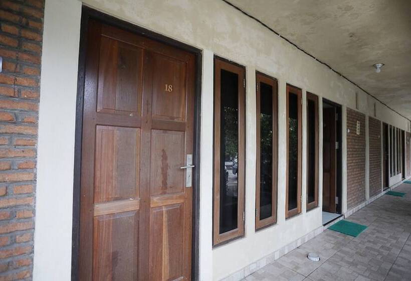 Пансион Reddoorz Near Bundaran Garuda 2