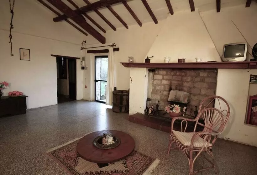 Rustic Cottage In Magione With Garden