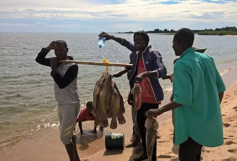 ベッドアンドブレックファースト Ukerewe Garden View Bungalow At Bwiru Village Homestay
