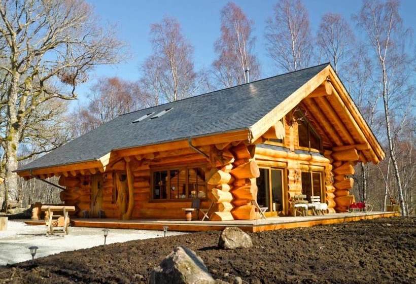 Caledonian Cabin + Hot Tub